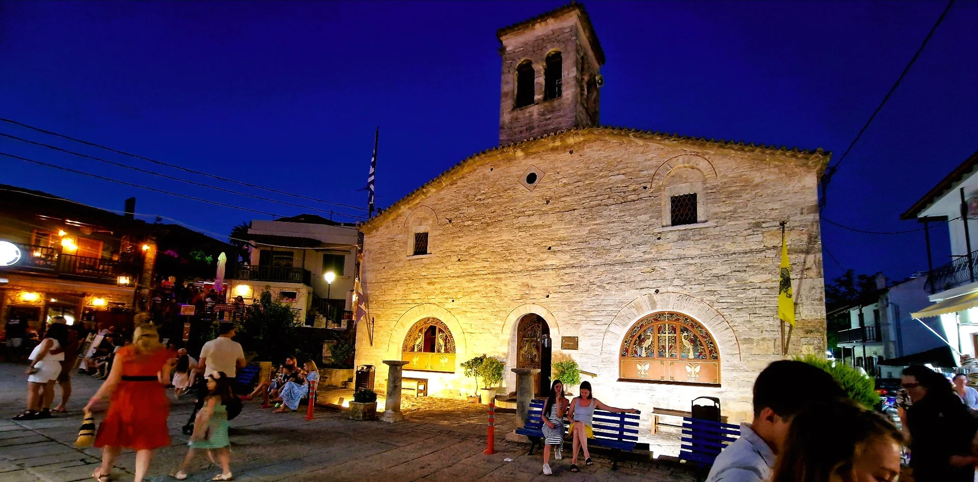 Παραδοσιακή εκκλησία στην Άφυτο τη νύχτα