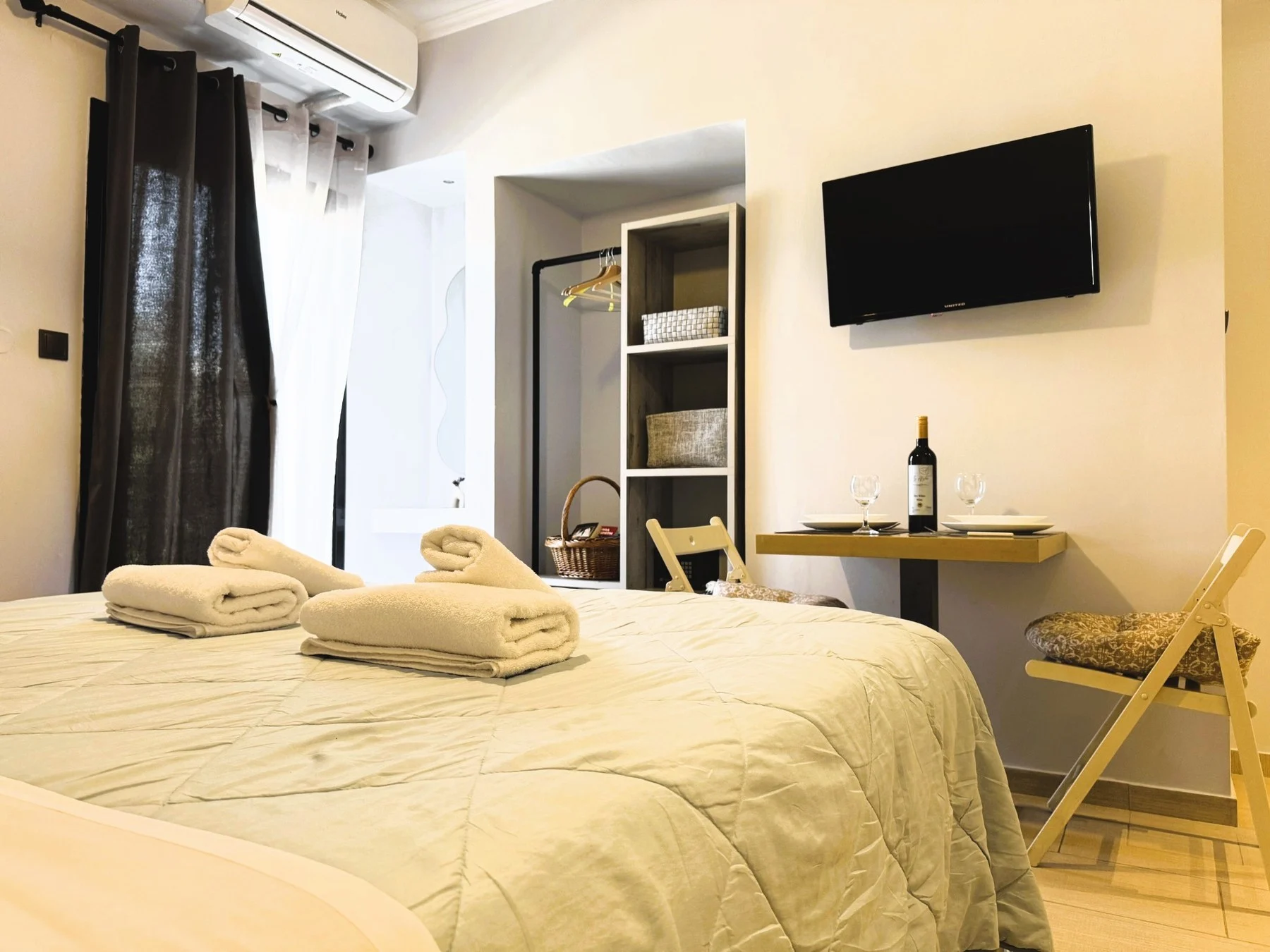 Double bed & Smart TV