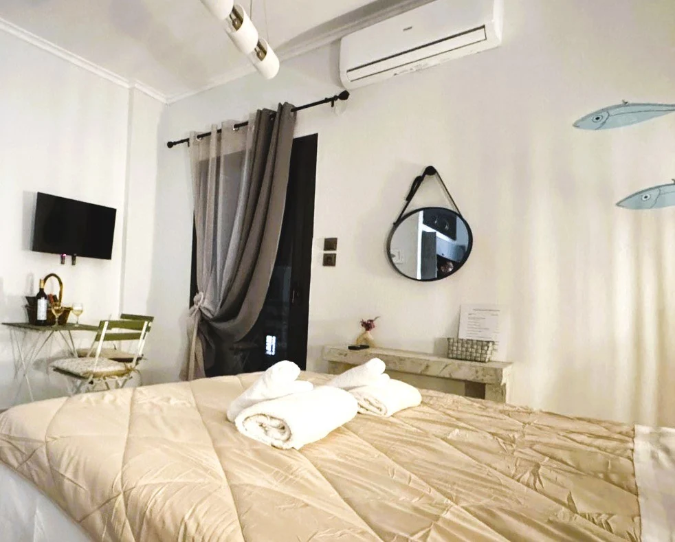 Double bed & Smart TV