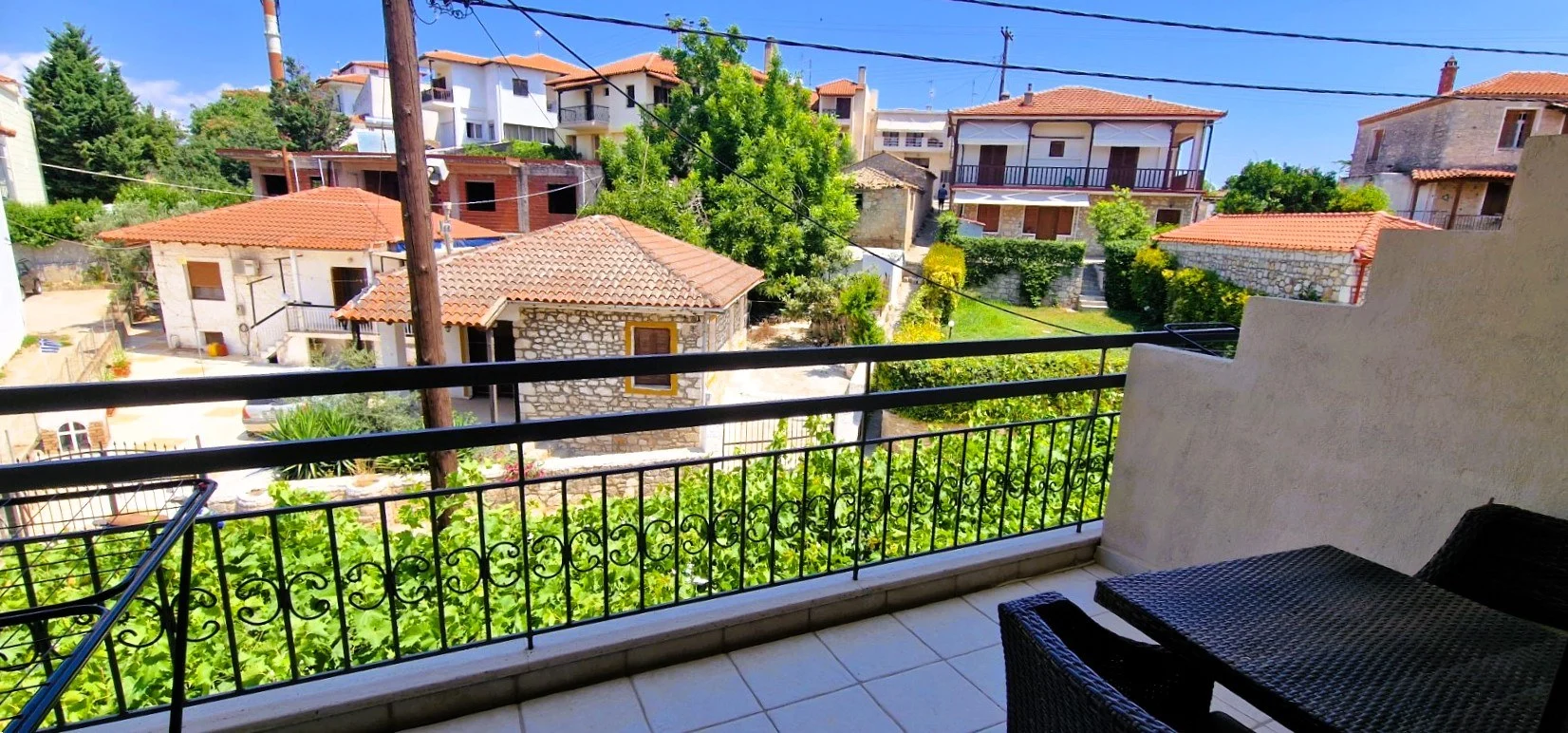 Επιπλωμένο Μπαλκόνι με Θέα στο Χωριό