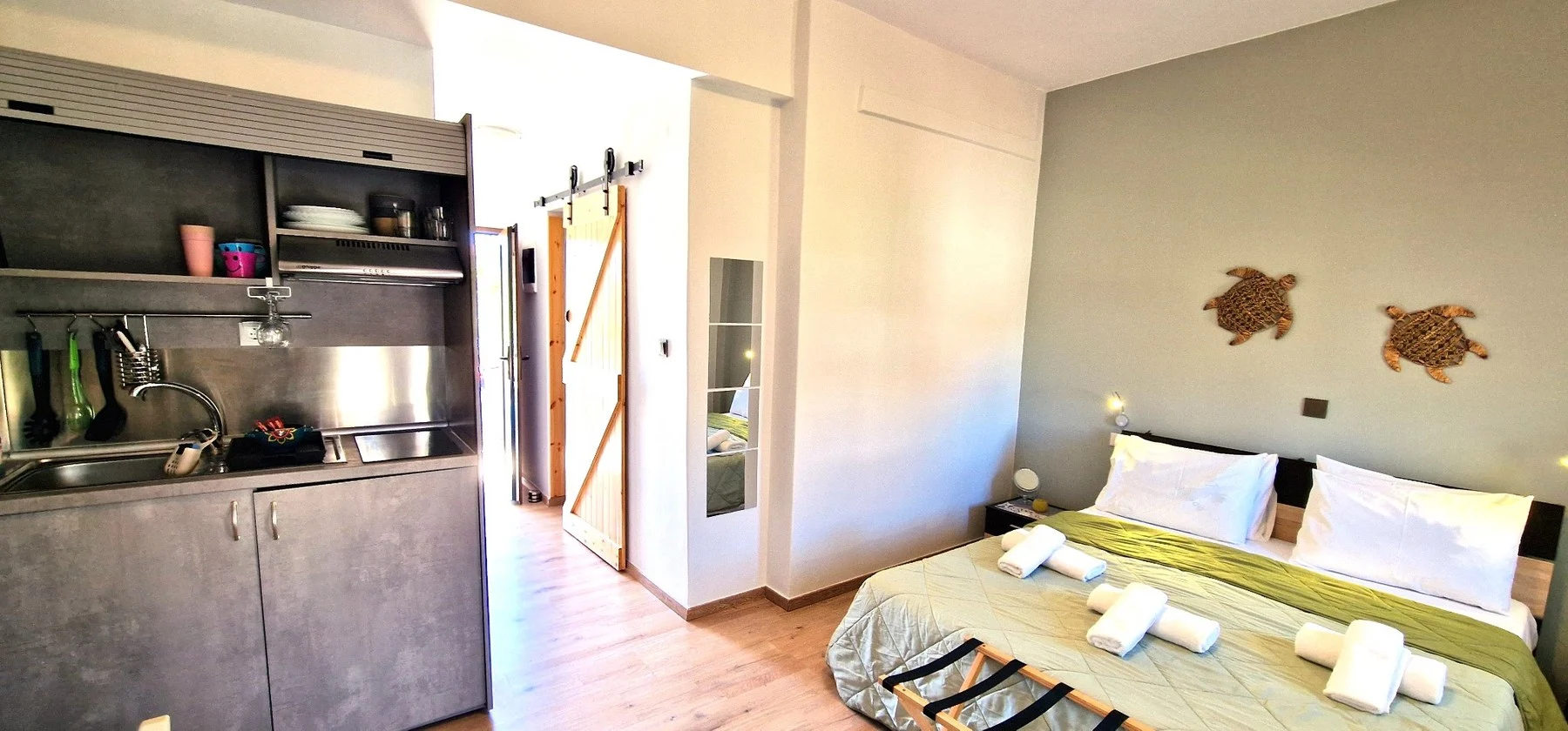 Bedroom & kitchenette