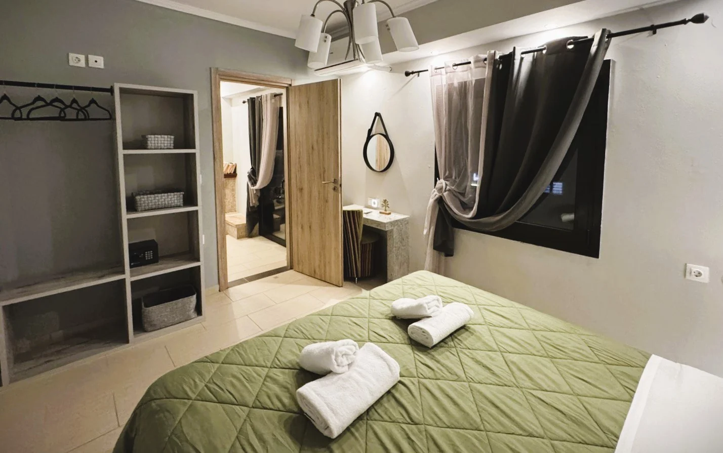 Varkes bedroom and bathroom access